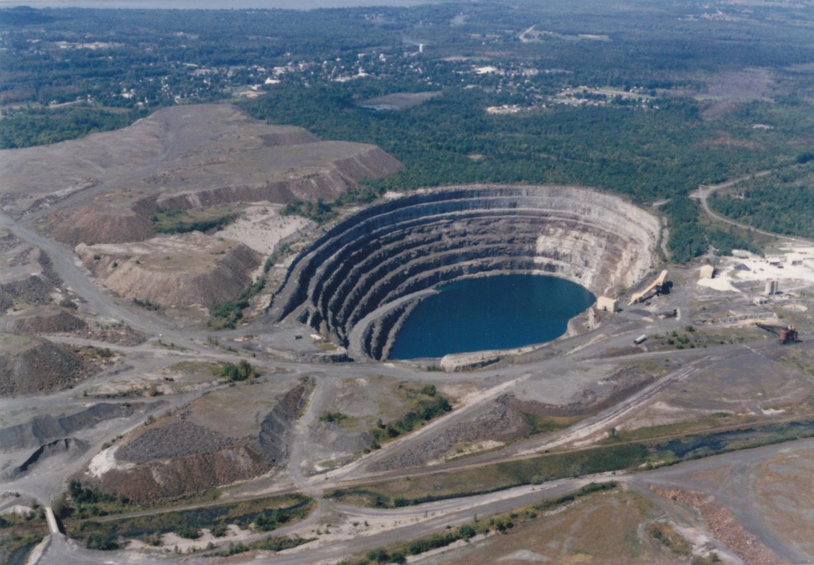 Mine à ciel ouvert — vue aérienne